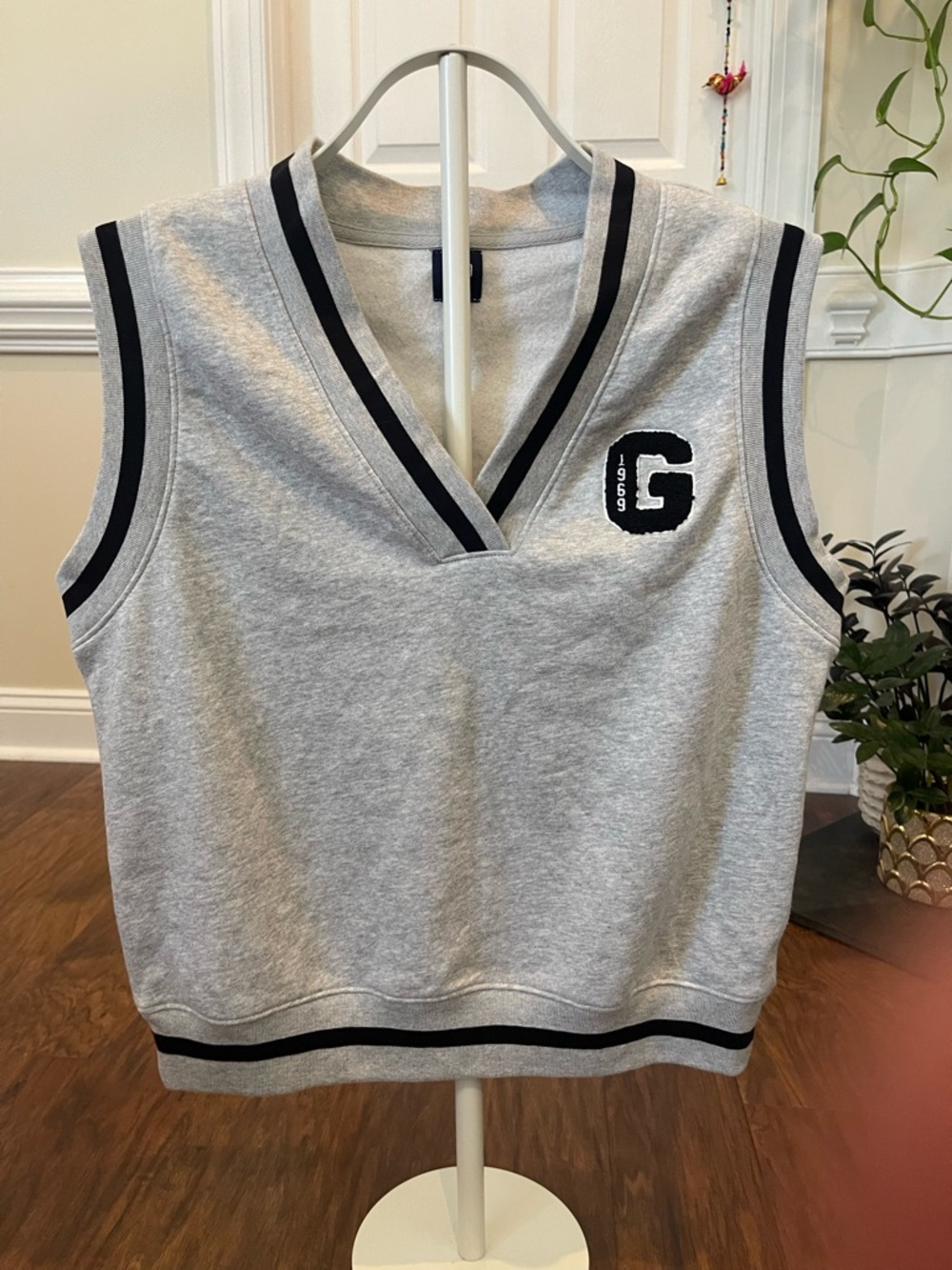 Gap Collegiate Varsity Fleece Sweater Vest – Light Gray with Stripe Trim, Small